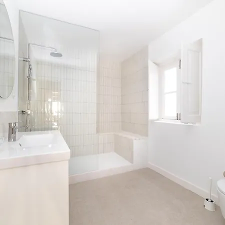 Unique 2 Bdr In The Heart Of شقة